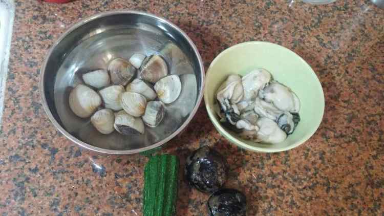 鲜蔬海鲜粥步骤2