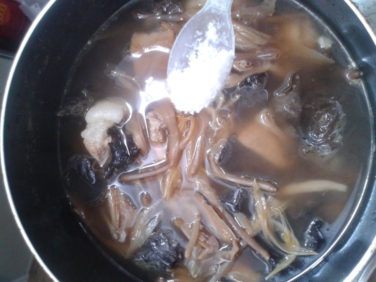 黄花菜猪肉炖鳗鱼干步骤6