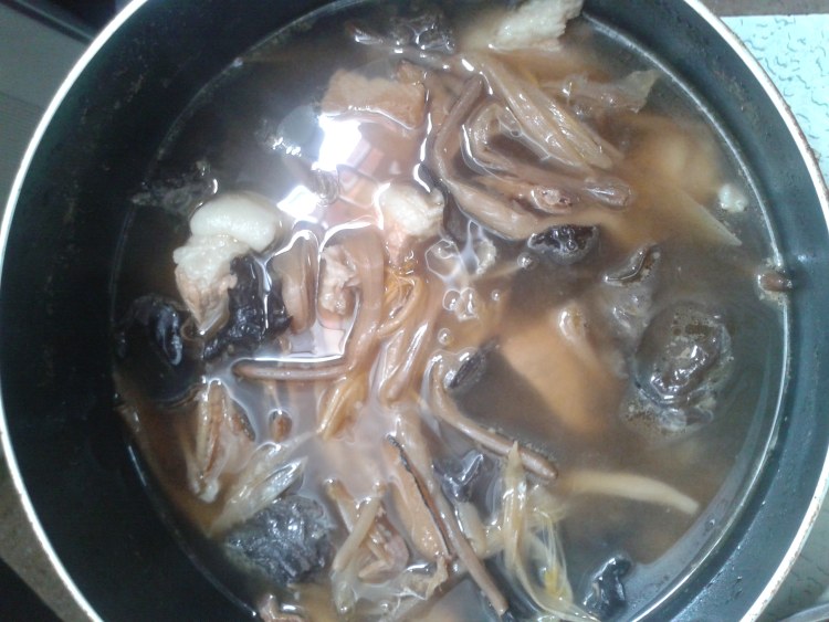 黄花菜猪肉炖鳗鱼干步骤7