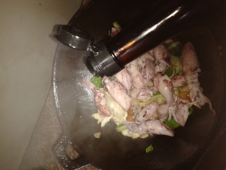 鲜鱿鱼炒菜步骤6