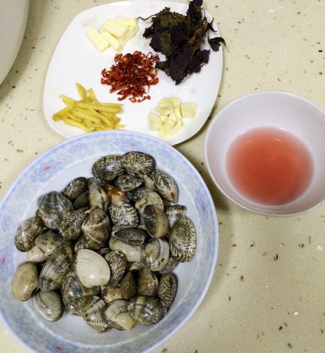 酒焖紫苏黄油花蛤步骤1