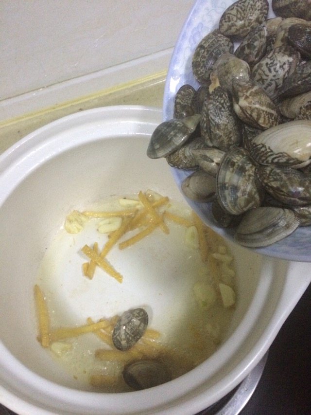 酒焖紫苏黄油花蛤步骤3