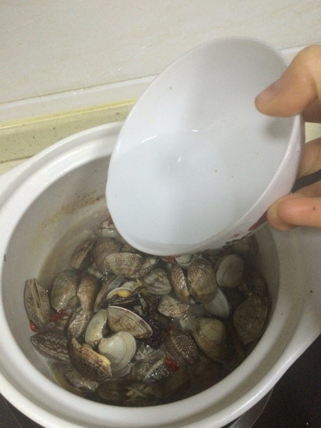 酒焖紫苏黄油花蛤步骤6