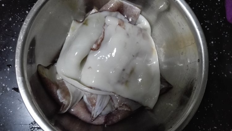 蒜黄鱿鱼步骤1
