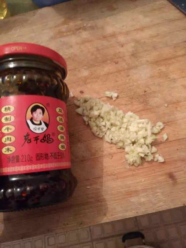 老干妈炒花甲螺步骤2