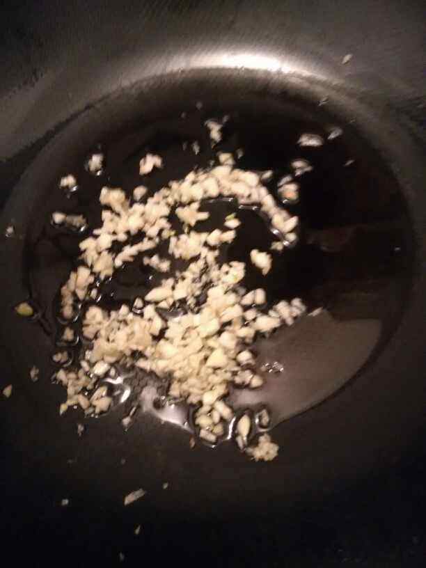 老干妈炒花甲螺步骤3