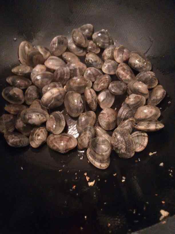 老干妈炒花甲螺步骤4