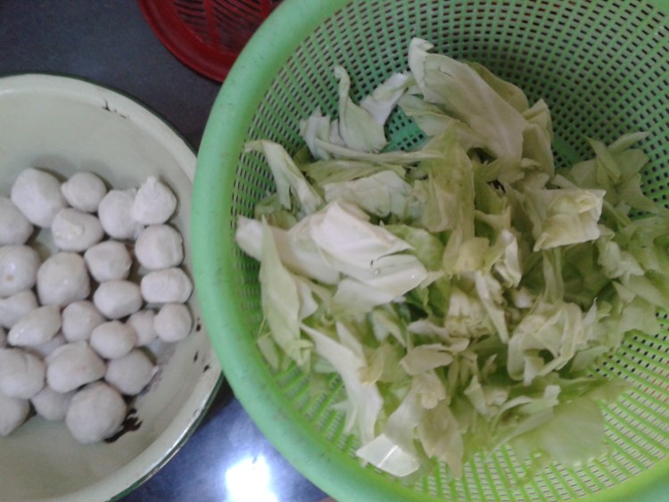 米粉煮鳗鱼干肉丸步骤1