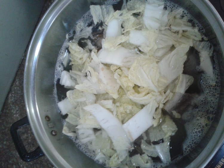 白菜煮鳗鱼干蟹肉棒步骤3