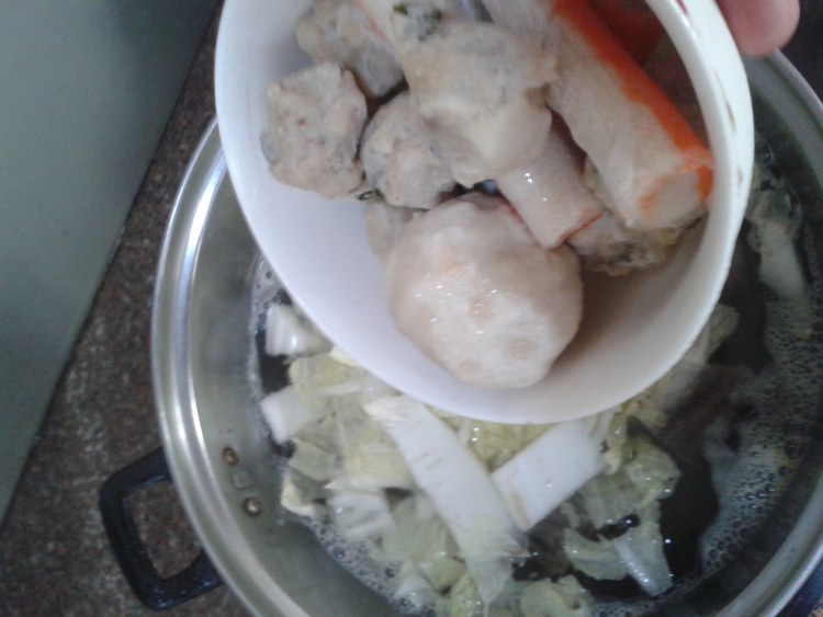 白菜煮鳗鱼干蟹肉棒步骤4