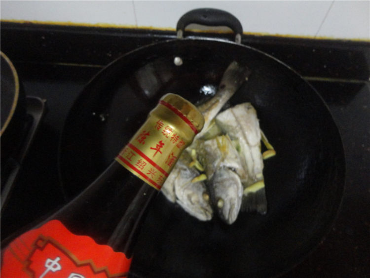 蒜烧鲈鱼步骤3
