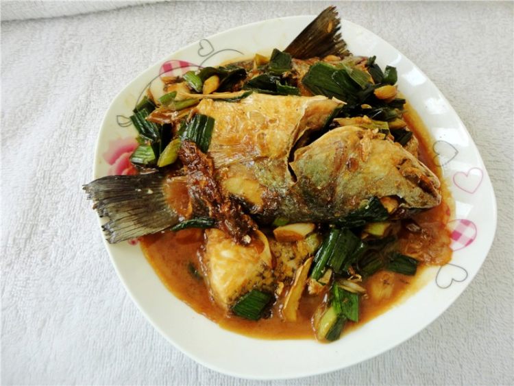 蒜烧鲈鱼步骤6