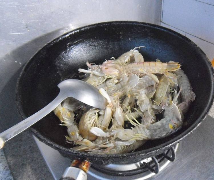 蒜香虾爬子步骤5