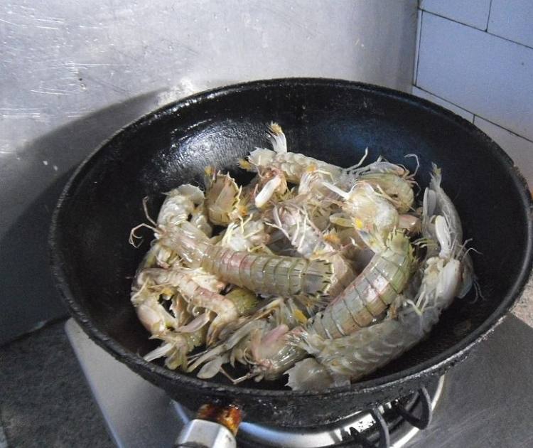 蒜香虾爬子步骤6