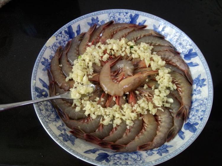 蒜蓉蒸海虾步骤7
