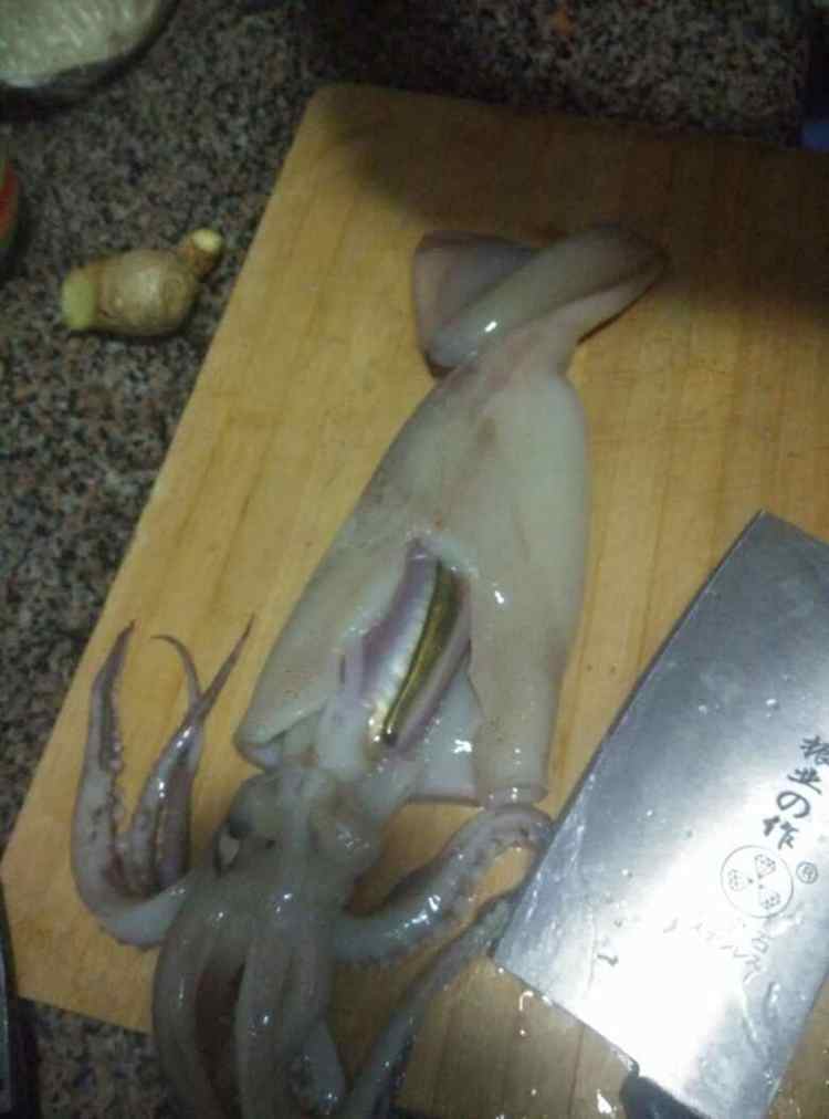 清炒鱿鱼步骤1