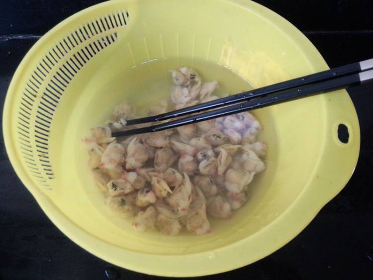 秋葵蛤蜊豆腐汤步骤2
