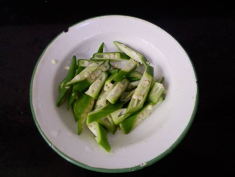 秋葵蛤蜊豆腐汤步骤3