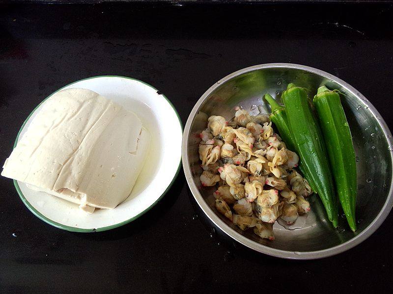 秋葵蛤蜊豆腐汤步骤1