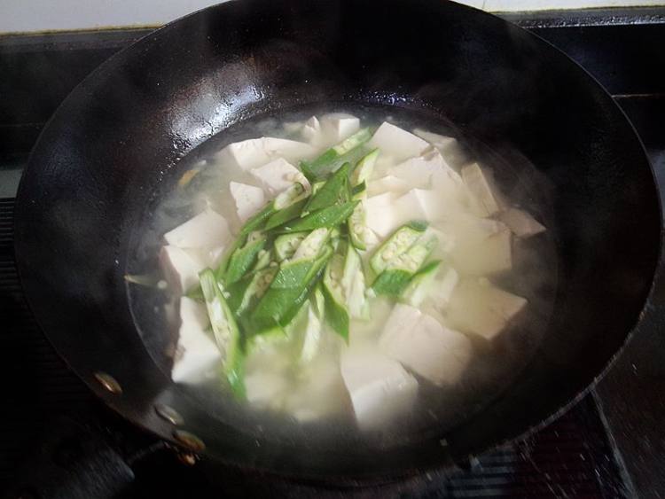 秋葵蛤蜊豆腐汤步骤7