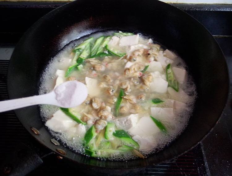 秋葵蛤蜊豆腐汤步骤9