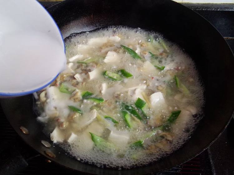 秋葵蛤蜊豆腐汤步骤10