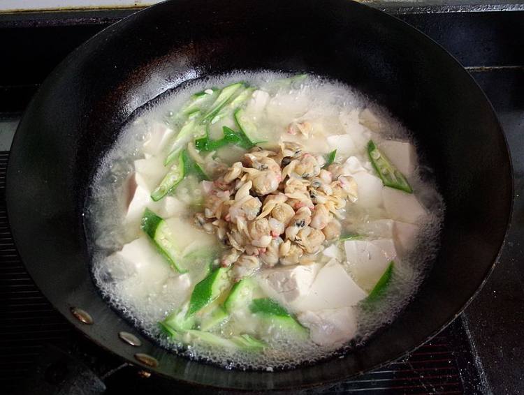秋葵蛤蜊豆腐汤步骤8