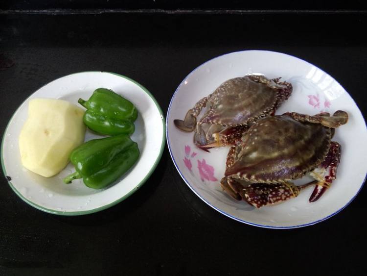 土豆青椒炒膏蟹步骤1