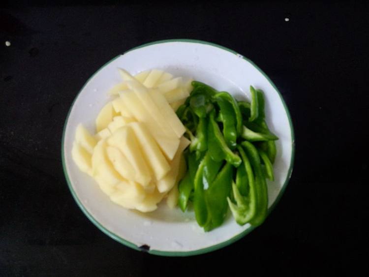 土豆青椒炒膏蟹步骤2