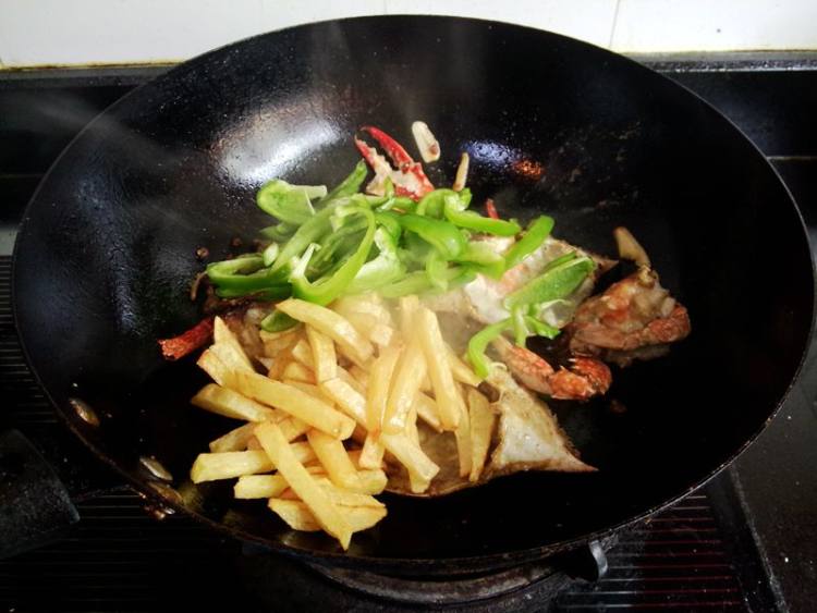 土豆青椒炒膏蟹步骤11