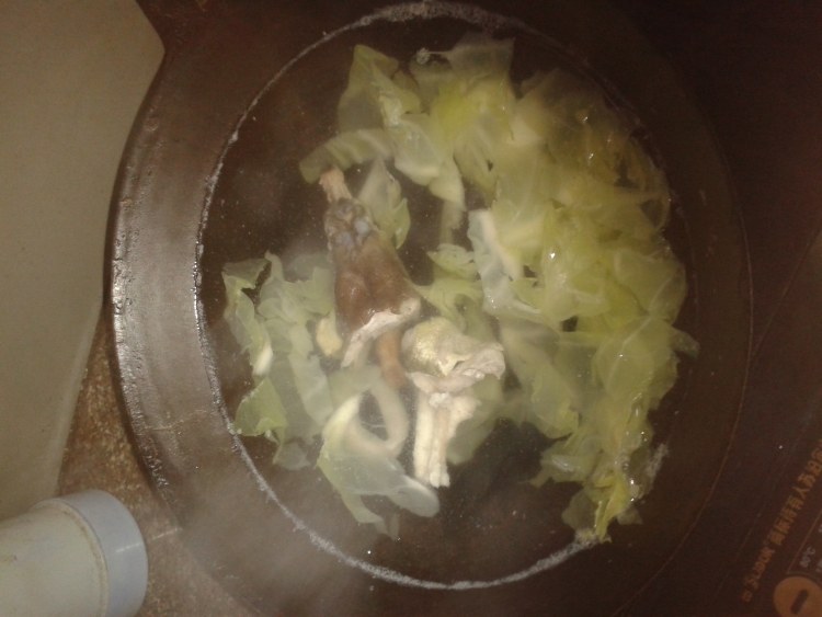 卷心菜煮鳗鱼汤步骤3
