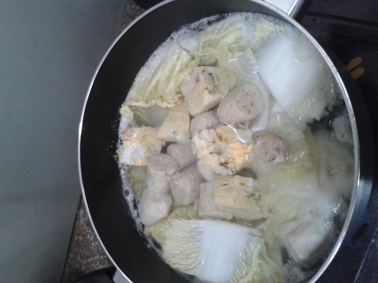 白菜鱼丸煮蚬汤步骤2