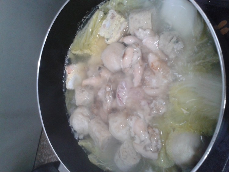 白菜鱼丸煮蚬汤步骤3