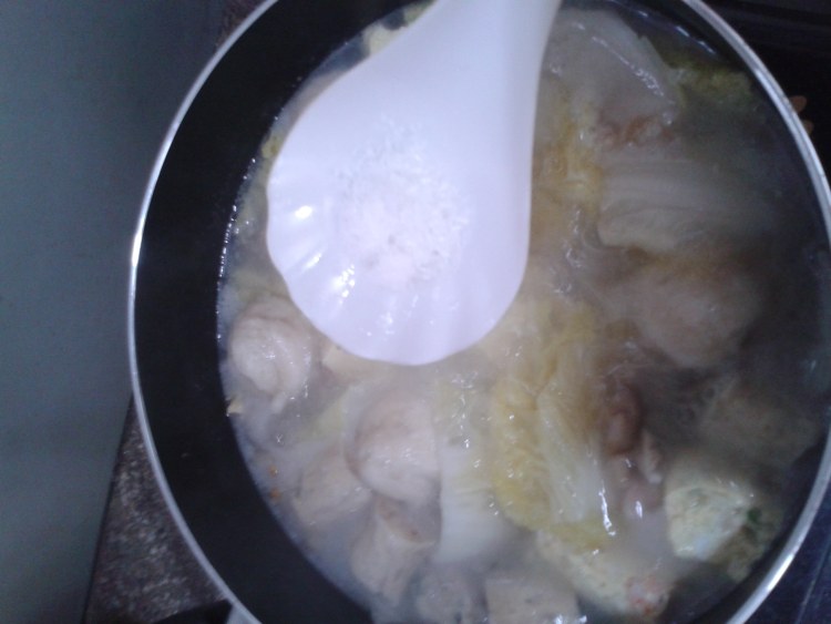 白菜鱼丸煮蚬汤步骤4