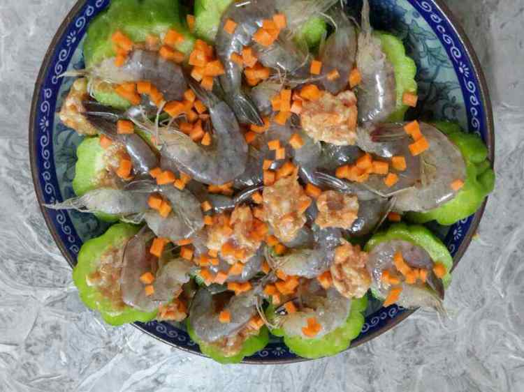 鲜虾蒸酿苦瓜步骤2