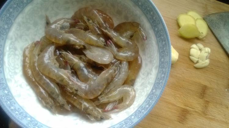 葱香虾步骤1