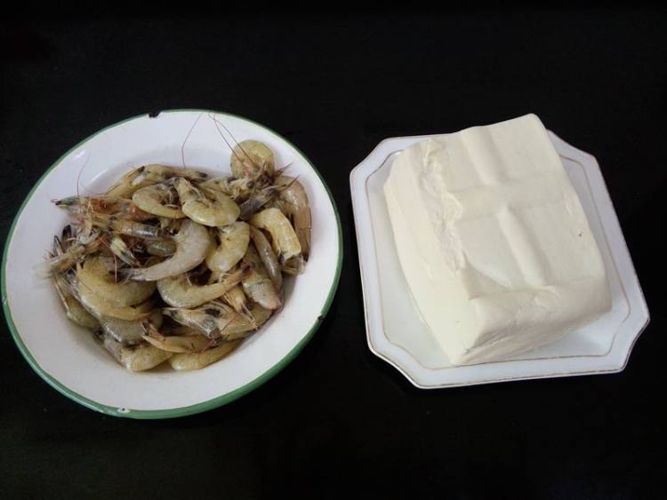 海虾老豆腐煲步骤1