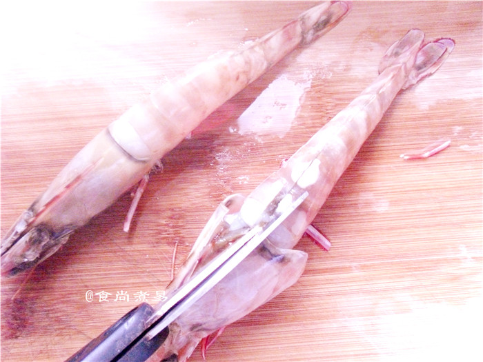 蒜蓉XO酱蒸大虾步骤2