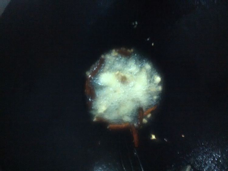 葱爆花甲步骤4