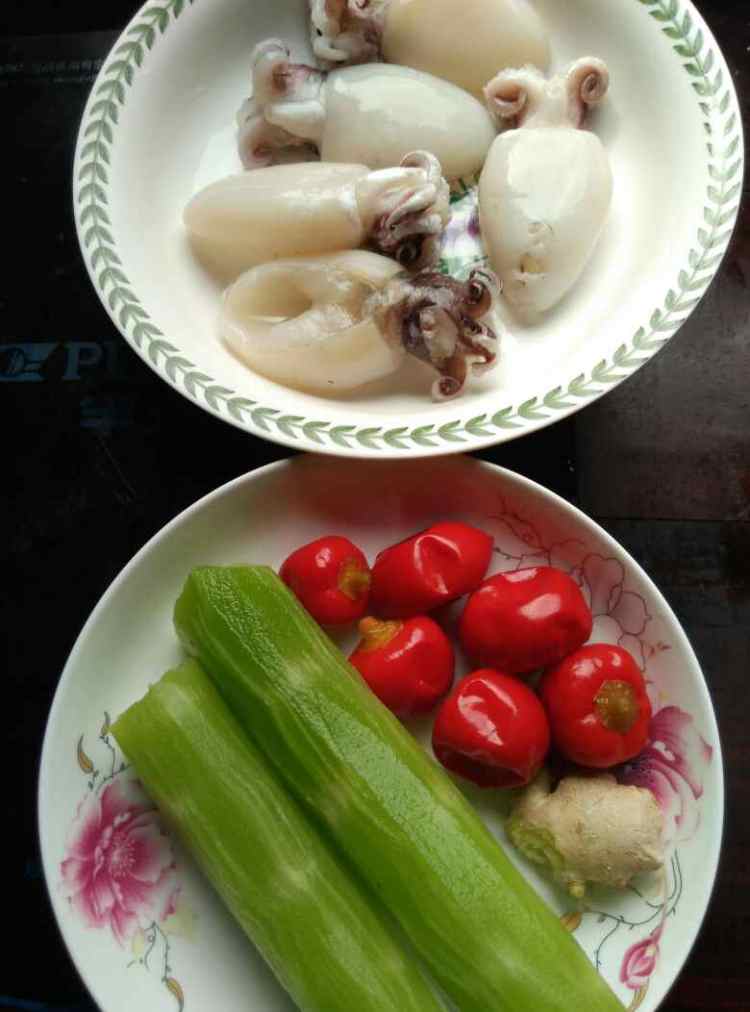 泡椒墨鱼仔步骤1