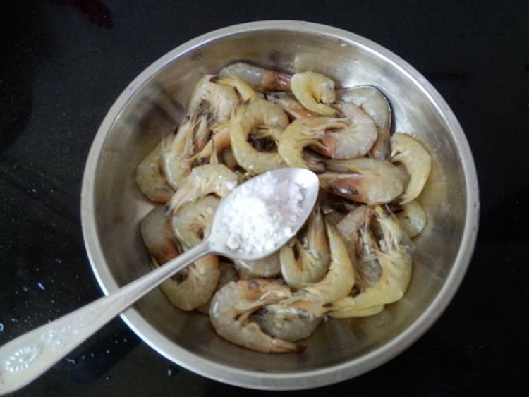 干锅洋葱海虾步骤5