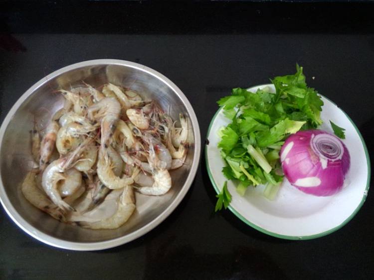干锅洋葱海虾步骤1