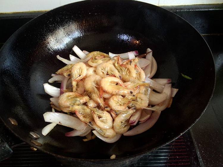 干锅洋葱海虾步骤10