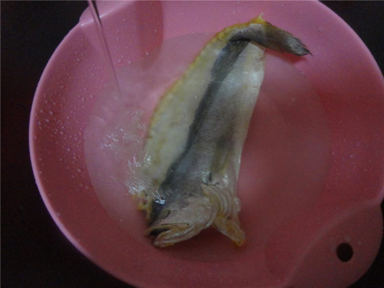 咸黄花鱼蒸豆腐步骤1