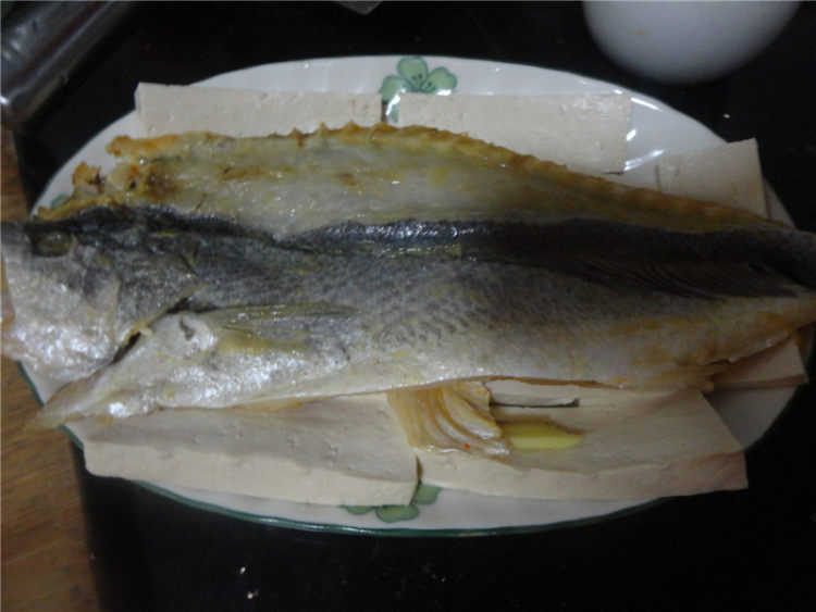 咸黄花鱼蒸豆腐步骤4