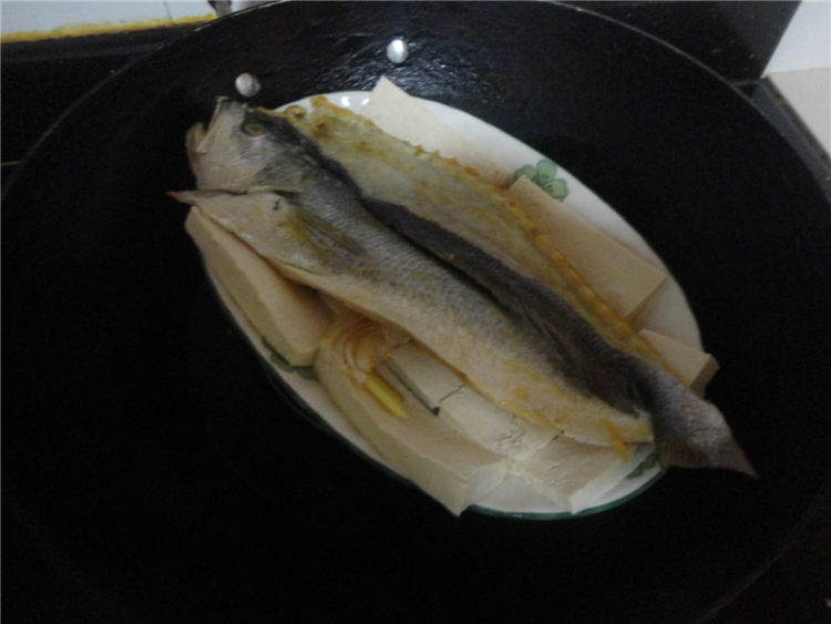 咸黄花鱼蒸豆腐步骤5