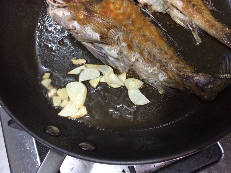 冬菜焖石斑鱼步骤4