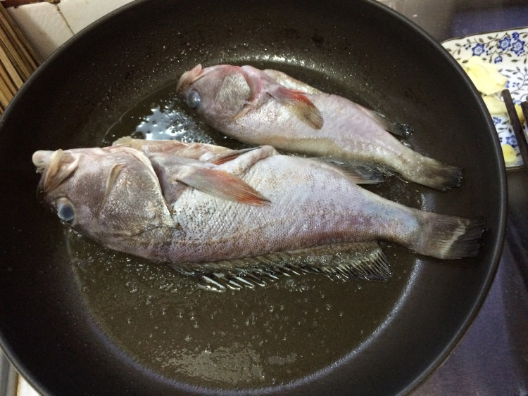 冬菜焖石斑鱼步骤3