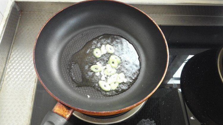 小墨斗鱼炖豆腐步骤4