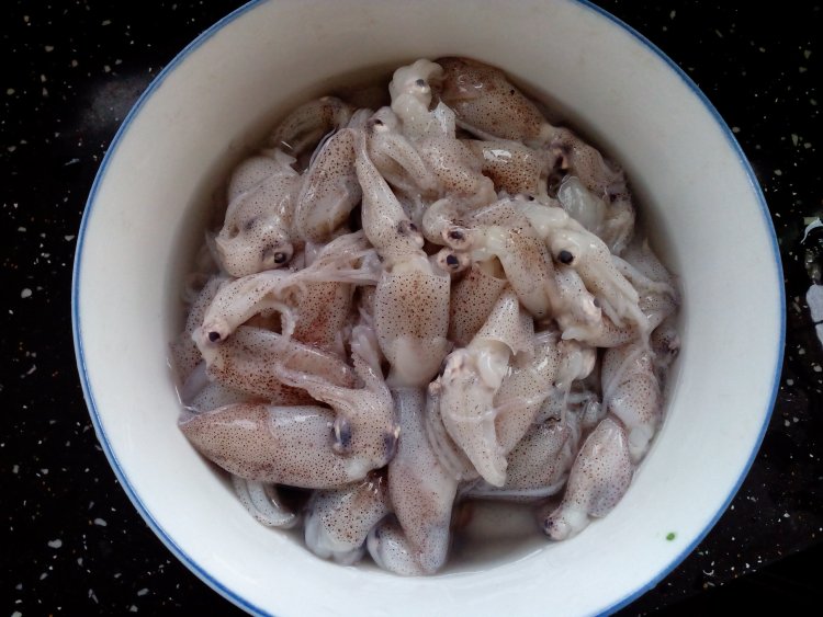 小墨斗鱼炖豆腐步骤2